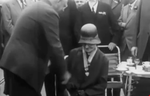 فیلمی کمیاب از حضور مادام کوری در کالج رادیولوژی آمریکا و اهدای مدال طلا به او